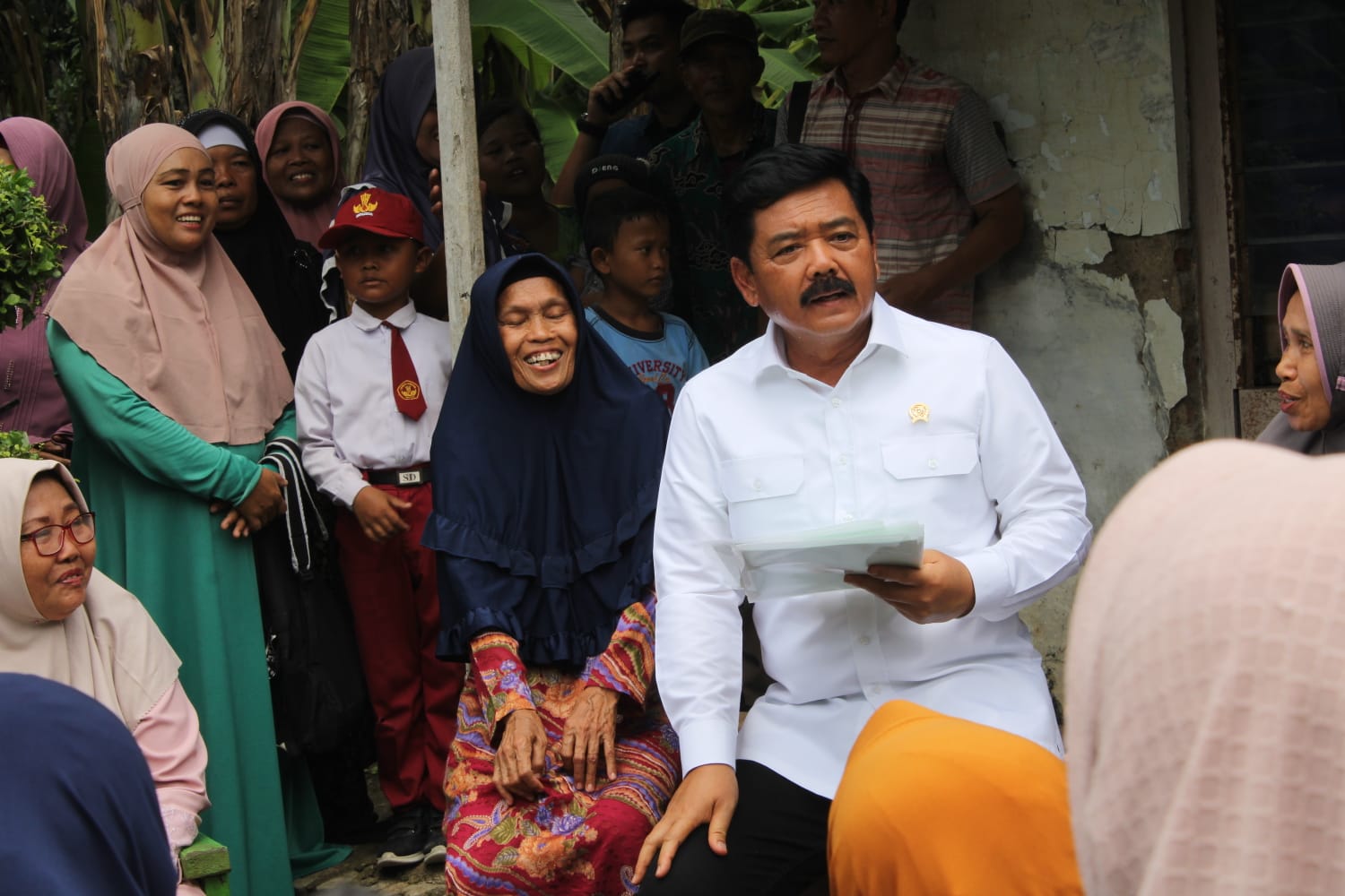 SERTIFIKAT PTSL: Menteri ATR/BPN Hadi Tjahjanto saat penyerahan sertifikat tanah program PTSL di Desa Klunjukan, Kecamatan Sragi, kabupaten Pekalongan, Senin (15/1/2024).