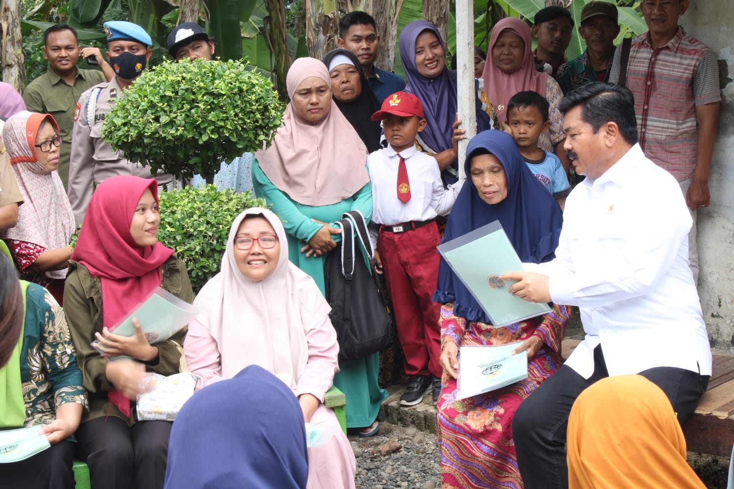 SERTIFIKAT TANAH: Menteri ATR/BPN Hadi Tjahjanto saat berdialog engan warga dan menyerahkan sertifikat tanah program PTSL di Desa Klunjukan, Kecamatan Sragi, Kabupaten Pekalongan, Senin (15/1/2024).