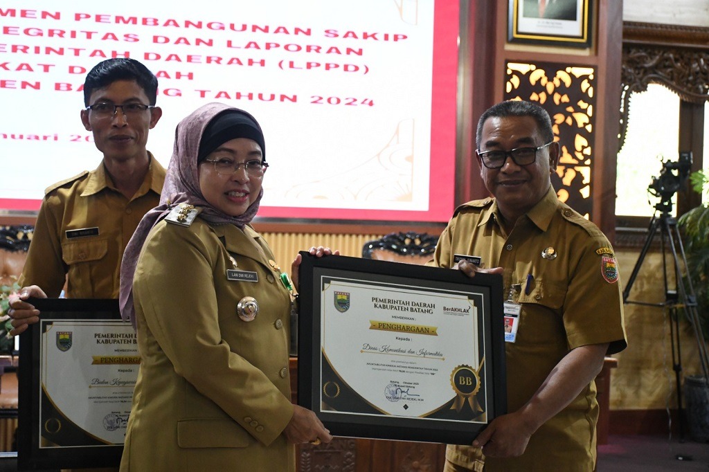 Pj Bupati Batang Lani Dwi Rejeki bersama jajarannya menerima penghargaan (istimewa)