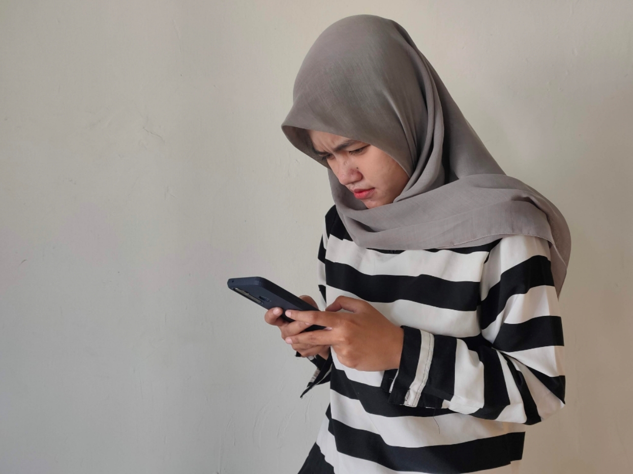 ILUSTRASI: bingung bagaimana cara keluar dari Komunitas WhatsApp. (Riyan Fadli Jawa Pos Metro Pekalongan)