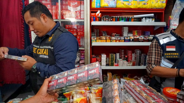 PERIKSA : Tim gabungan antara Satpol P3KP dan Bea Cukai sedang melakukan penelusuran di salah satu toko penjual rokok ilegal.