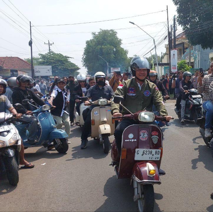 NAIK VESPA: Capres nomor urut 3 Ganjar Pranowo menunggangi vespa saat menuju ke Pasar Kajen, Kabupaten Pekalongan, Selasa (16/1/2024).