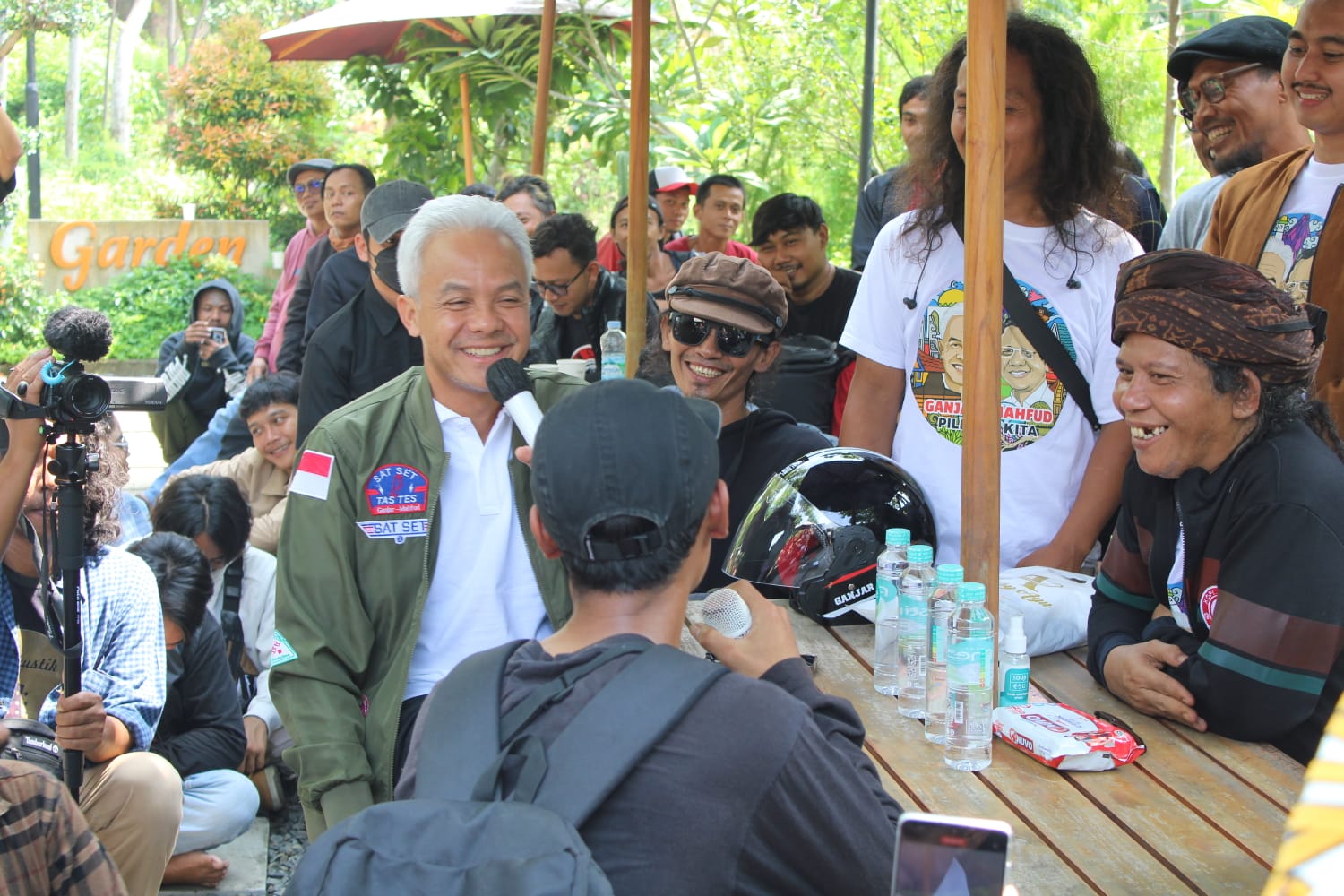 HANGAT: Capres nomor urut 3 Ganjar Pranowo menyapa komunitas sepeda motor saat kunjungannya ke Kabupaten Pekalongan, Selasa (16/1/2024).