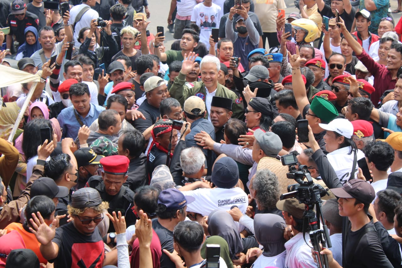 BLUSUKAN: Capres nomor urut 3 Ganjar Pranowo disambut ribuan orang ketika tiba di Pasar Kajen sebagai salah satu titik kunjungannya di Kabupaten Pekalongan, Selasa (16/1/2024).