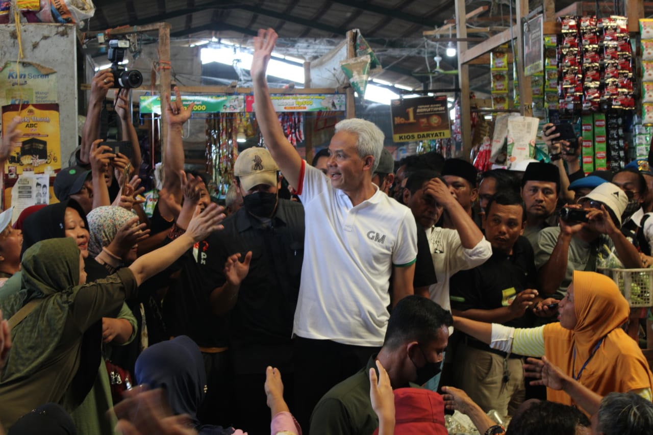 BLUSUKAN: Capres nomor urut 3 Ganjar Pranowo ketika blusukan di Pasar Kajen, Kabupaten Pekalongan, Selasa (16/1/2024).