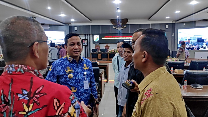 CARI SOLUSI  : Wali Kota Pekalongan HA Afzan Arslan Djunaid saat menemui pedagang seusai audiensi di Ruang Sidang Paripurna DPRD Kota Pekalongan Rabu 17 Januari 2024.