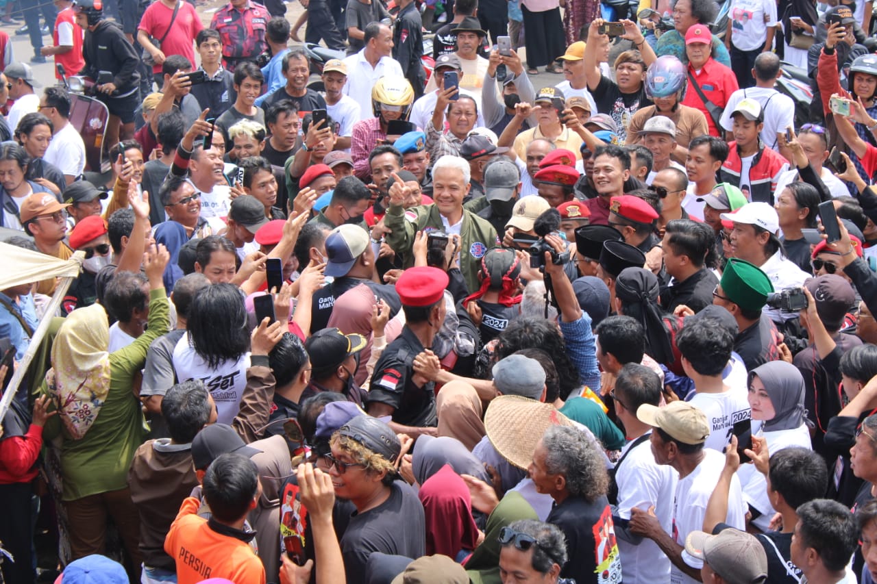 POLITIK: Capres nomor urut 3 Ganjar Pranowo disambut ribuan orang pendukungnya di Pasar Kajen sebelum konsolidasi internal di markas DPC PDI Perjuangan Kabupaten Pekalongan, Selasa (16/1/2024).