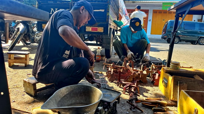 TERA ULANG : Pegawai UPTD Metrologi Legal Dindagkop UKM Kota Pekalongan saat melakukan tera ulang timbangan milik pedagang di Kota Pekalongan beberapa waktu lalu.