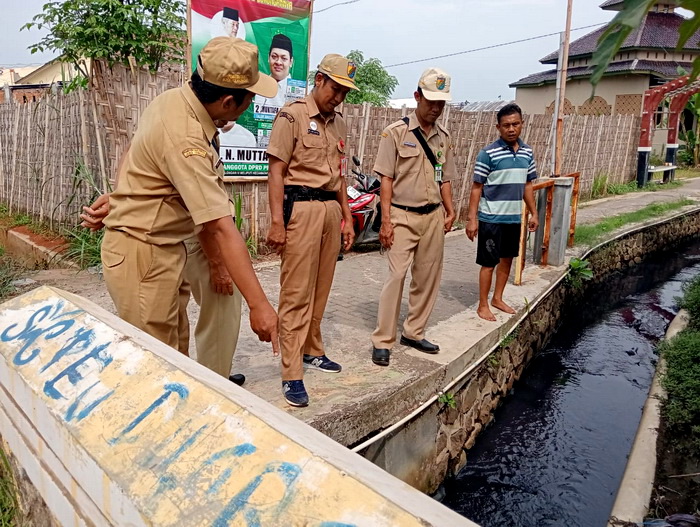 PANTAU LIMBAH : Tim DLH Kota Pekalongan melakukan sidah ke sungai yang menjadi saluran pembuangan limbah di Kota Pekalongan.