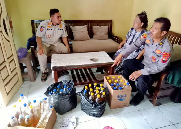 SITA MIRAS &ndash; Tim Gabungan menyita miras yang dijual di dalam rumah warga Pekalongan Selatan, Kamis (18/1/2024).