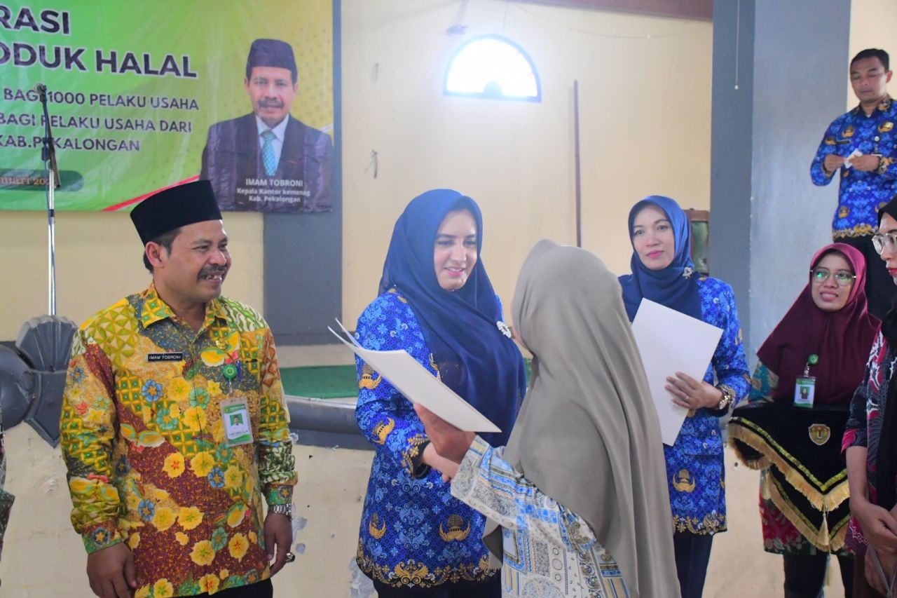 SERTIFIKAT HALAL: Kepala Kemenag Kabupaten Pekalongan Imam Tobroni bersama Bupati Fadia Arafiq saat menyerahkan sertifikat halal kepada pelaku UMKM, Rabu (17/1/2024).