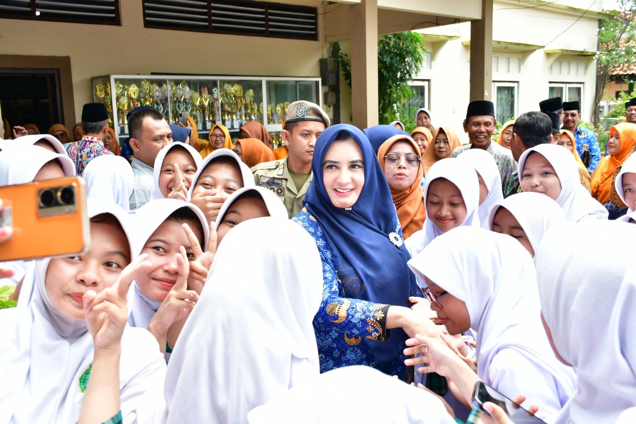 DEKAT: Kedekatan Bupati Pekalongan Fadia arafiq bersama para siswa saat diajak swafoto, usai acara Sapa Bupati, Rabu (17/1/2024).