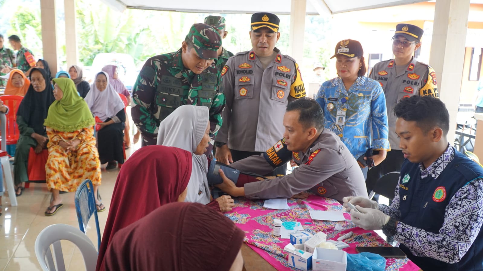 BAKSOS: Kodim 0710/Pekalongan dan Polres Pekalongan saat menggelar baksos pelayanan kesehatan gratis di Kecamatan Lebakbarang, Kabupaten Pekalongan, Kamis (18/1/2024).