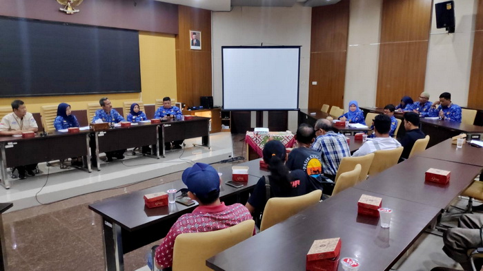AUDENSI : Belasan perwakilan nelayan didampingi LSM dan LBh saat audensi dengan Pemkot Pekalongan.