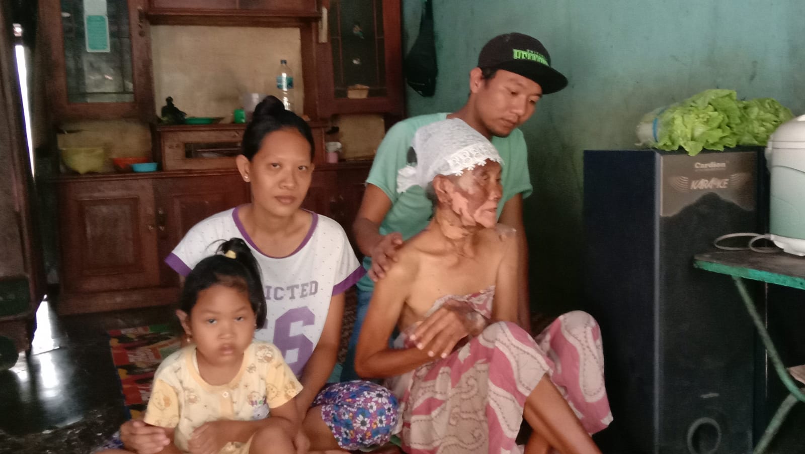 BUTUH BANTUAN : Korban dan anak cucu korban penyiraman air panas, di Gringsing Batang berasma anak dan cucu, pada Kamis 18 januari 2024.