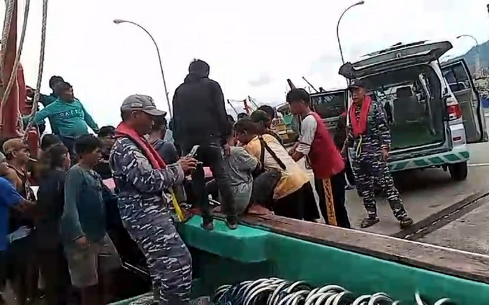 EVAKUASI KORBAN : Foto dokumentasi saat jenazah nelayan asal Pekalongan dievakuasi dengan ambulan menuju Pekalongan.