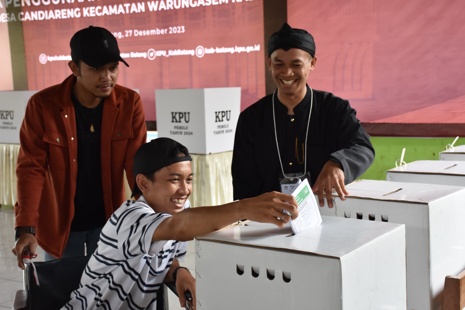 SIMULASI: Warga disabilitas di Kabupaten Batang saat melakukan simulasi pencoblosan di TPS. (istimewa)
