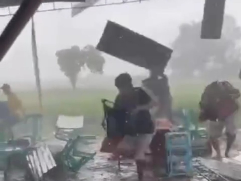 BERHAMBURAN: Tangkapan layar kondisi tenda lomba merpati saat roboh diterjang hujan angin. (istimewa)