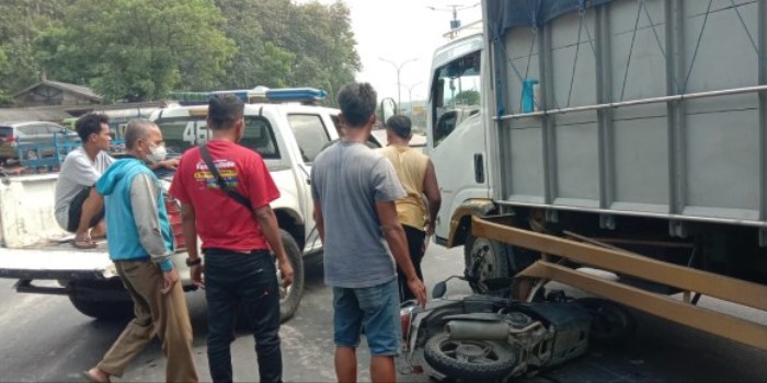 RINGSEK : Kondisi kecelakaan antara sepeda motor H-2104-BED dan truk diesel AD-1323-HN di pertigaan jalur beton desa Surodadi Kecamatan Gringsing, Sabtu 20 Januari 2024.