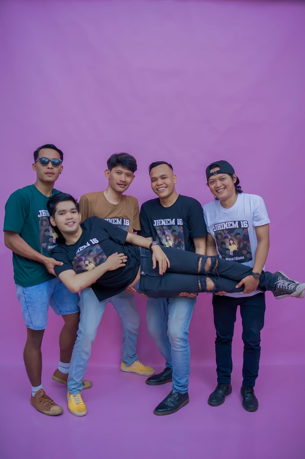POP PUNK: Personil Jhinem berpose mengangkat manajer mereka dalam salh satu sesi pemotretan.