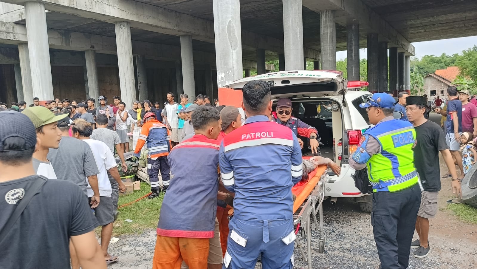 KECELAKAAN MAUT: Petugas saat melakukan evkuasi para korban kecelakaan bus PO Shantika di Pemalang. (istimewa)