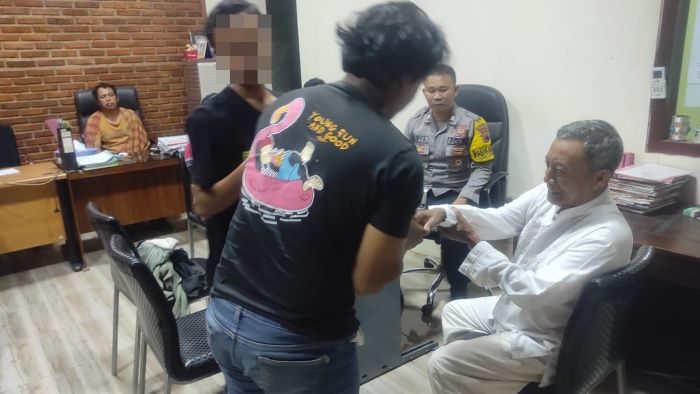 DAMAI: Kedua remaja yang kedapatan mencuri durian saat meminta maaf kepada pemilik kebun usai mediasi.