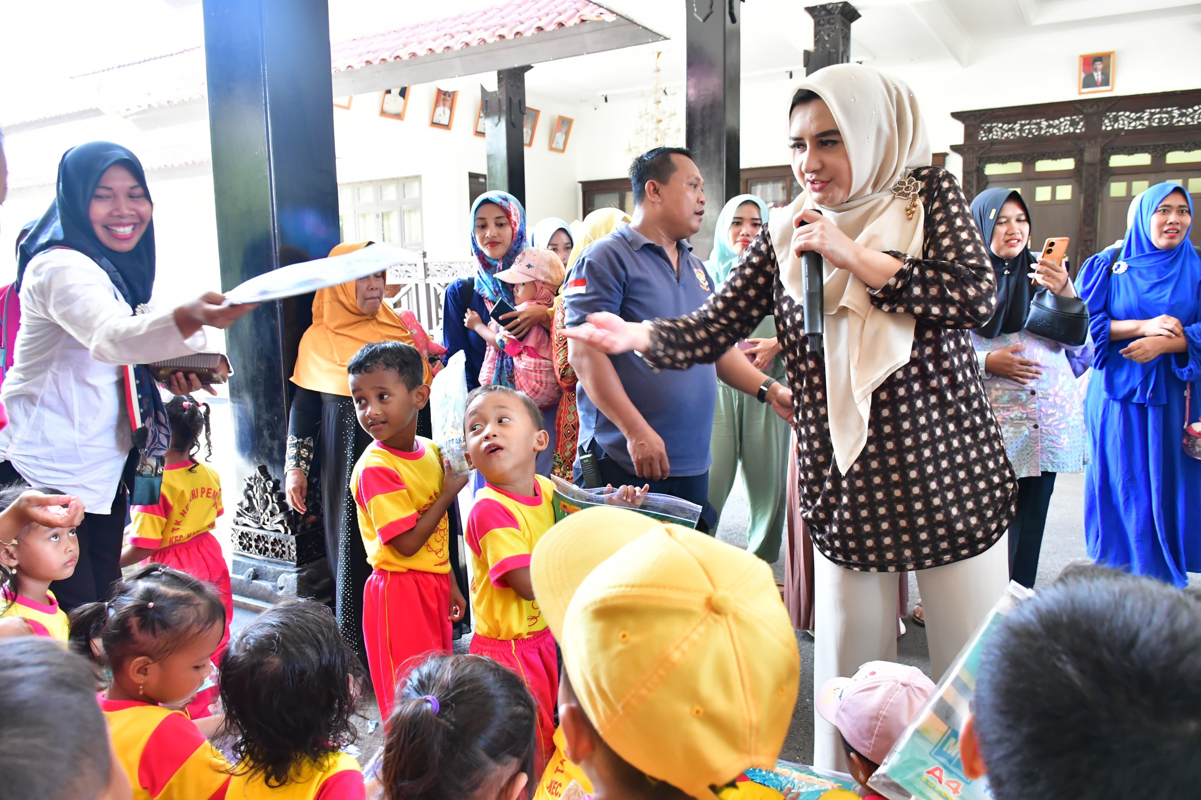 HANGAT: Bupati Pekalongan Fadia Arafiq saat menjamu dan bermain bersama anak didik TK Pembina Kecamatan Karanganyar di pendopo rumah dinasnya, Minggu (21/1/2024).
