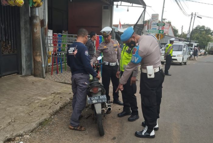 KNALPOT BRONG: Anggota Polres Pekalongan saat menghentikan pengendara sepeda motor dengan knalpot brong untuk ditindak.