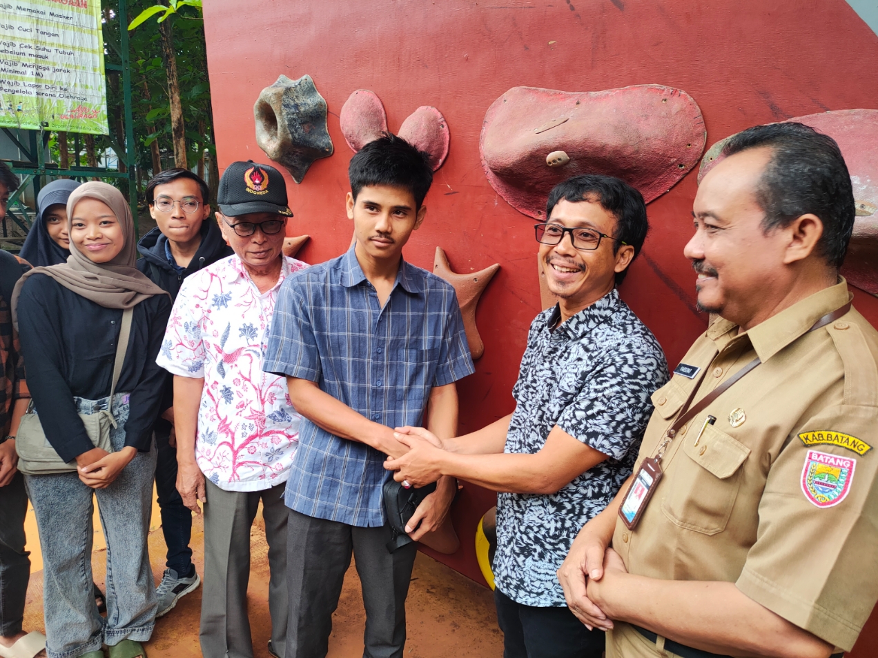 BERSALAMAN: Pengurus FPTI Batang, bersama atlet, KONI Batang, serta Atlet berkumpul di Hutan Kota Rajawali. (Riyan Fadli/Jawa Pos Metro Pekalongan)