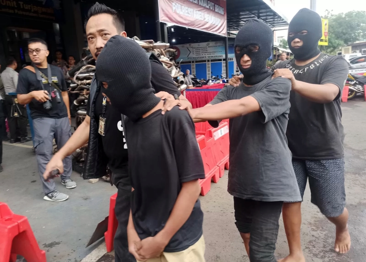 Tiga remaja laki-laki dibawah umur ditangkap anggota Satreskrim Polrestabes Semarang. (M Hariyanto/Jawa Pos Radar Semarang)
