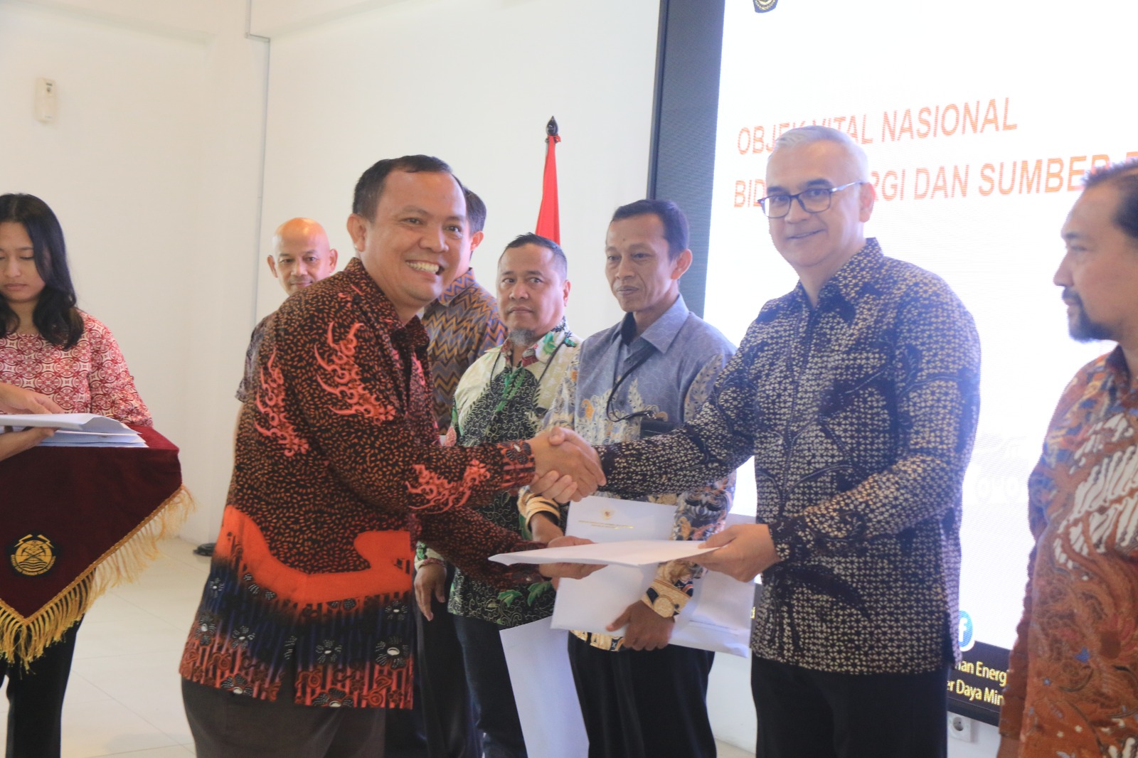 OBVITNAS: GM Stakeholder Relation PT Bhimasena Power Indonesia Aryamir H Sulasmoro menerima SK Menteri ESDM. (istimewa)