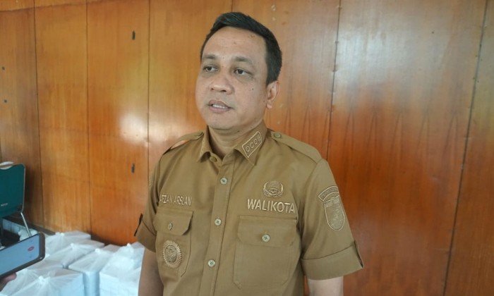 BERI KETERANGAN : Wali Kota Pekalongan HA Afzan Arslan Djunaid saat mengajak masyarakat untuk menjaga Kota Pekalongan tetap kondusif meski beda pilihan Pemilu 2024.