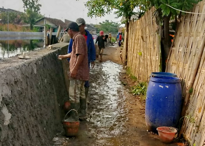 BANGUN &ndash; Pemkot Pekalongan saat melakukan perbaikan tanggul Sungai Bremi beberapa waktu kemarin yang sempat ambrol.