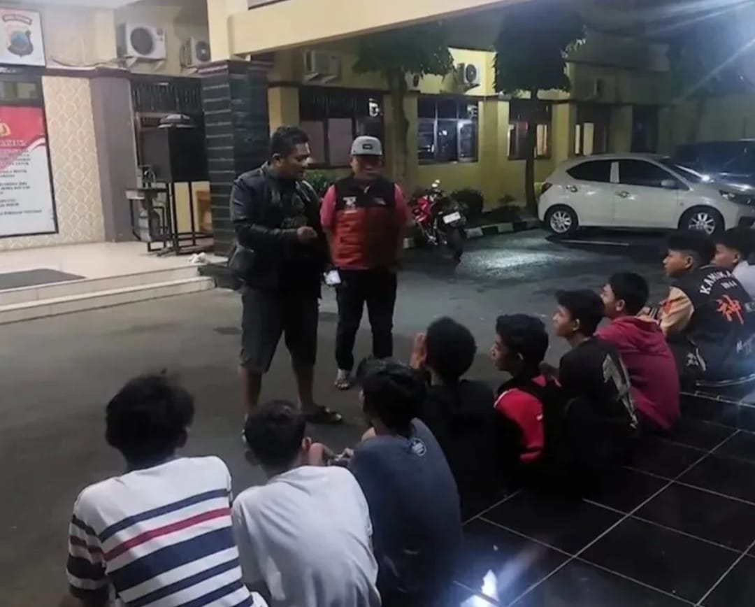 TAWURAN: Anak-anak yang terlibat tawuran di wilayah Kecamatan Bojong beberapa waktu lalu ditangkap dan dikumpulkan di Polres Pekalongan.