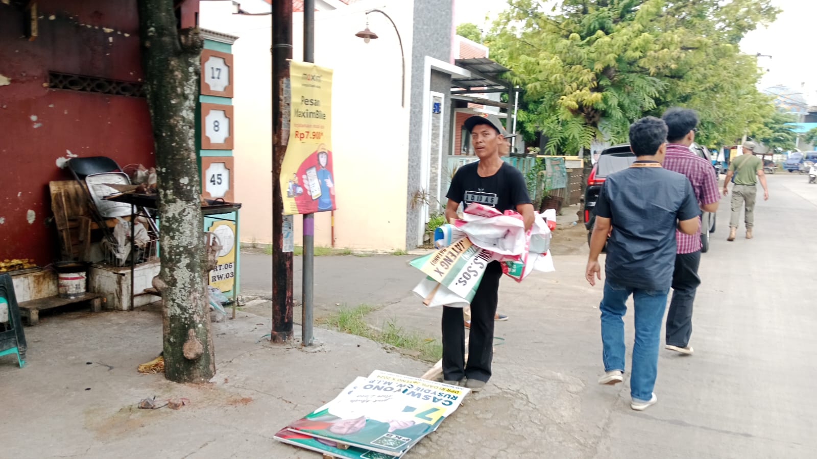 TERTIB: Bawaslu Kabupaten Batang bersama instansi terkait saat melakukan pencopotan atribut kampanye di jalanan (Riyan Fadli Jawa Pos Metro Pekalongan)