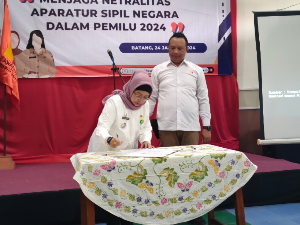 KERJASAMA: Pj Bupati Batang Lani Dwi Rejeki menandatangai kerjasama dengan Bawaslu Kabupaten Batang. (Riyan fadli/Jawa Pos Metro Pekalongan)