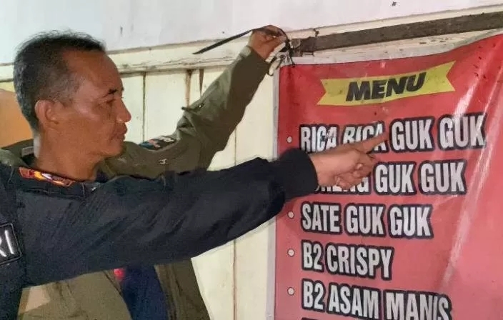 Sejumlah warung di Kota Semarang yang dicurigai menjual olahan daging anjing dirazia Polrestabes Semarang. (M Hariyanto/Jawa Pos Radar Semarang)