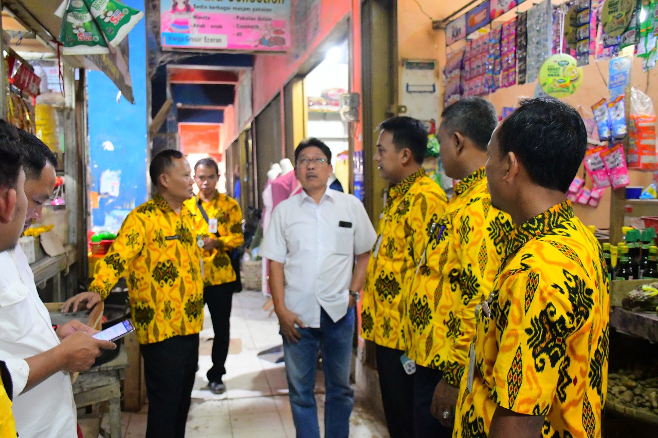 RELOKASI PASAR KAJEN: Sekda Kabupaten Pekalongan Yulian Akbar ketika mendampingi pihak Kementerian Perdagangan dan PUPR menyurvei Pasar Kajen, Agustus 2023 lalu.