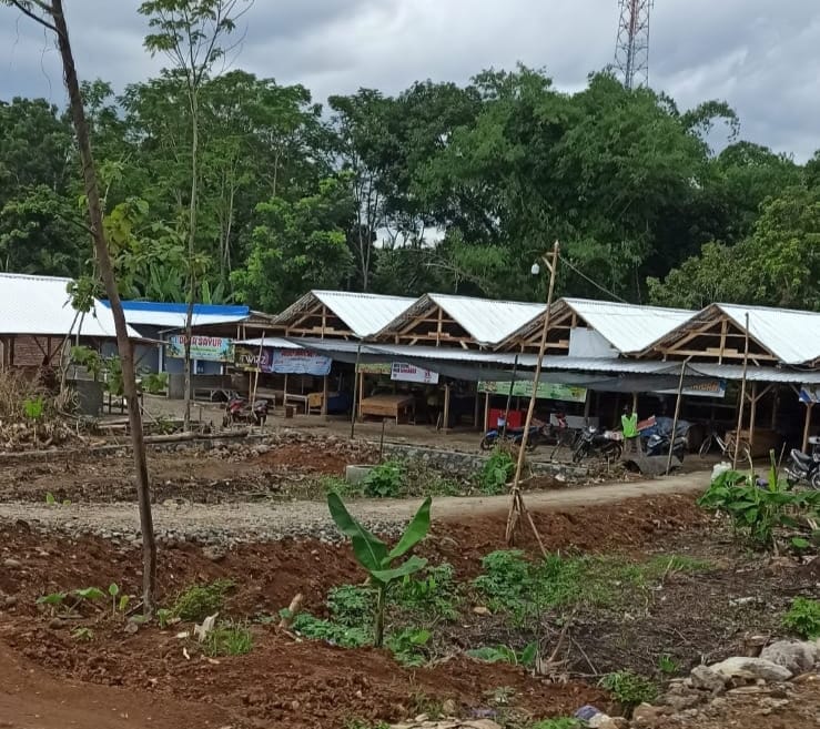 PASAR MRICAN: Situasi di Pasar Mrican, Kecamatan sragi, Kabupaten Pekalongan, yang sudah tampak aktivitas jual-beli dan parkir kendaraan, Kamis (25/1/2024).