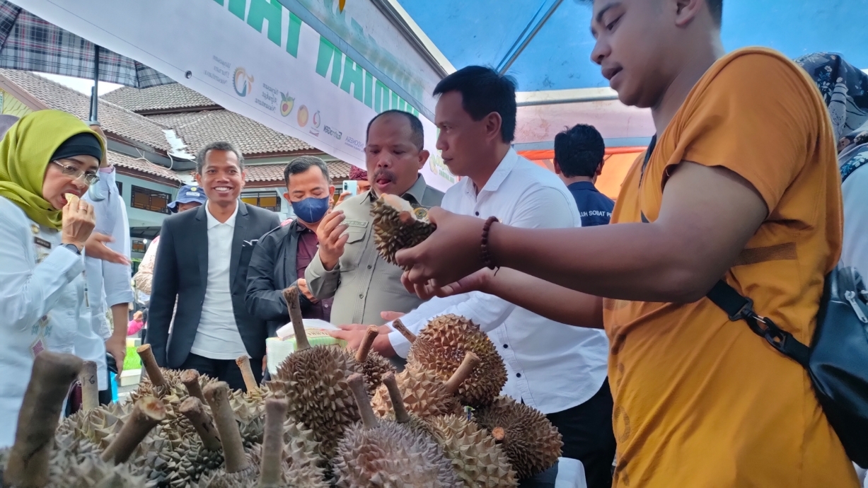 FESTIVAL: Pj Bupati Batang Lani Dwi Rejeki mencicipi durian lokal dalam festival buah di halaman Pendopo Kabupaten. (Riyan Fadli Jawa Pos Metro Pekalongan)