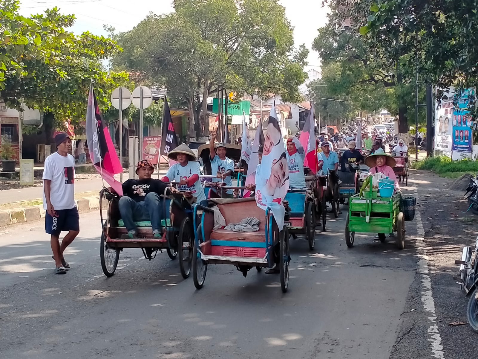 KAMPANYE: Ratusan tukang becak dan ojek Kabupaten Pekalongan saat bergerak menuju Alun-Alun Kajen untuk deklarasi dukungan kepada Prabowo-Gibran, Jumat (26/1/2024).