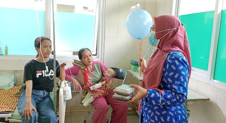 MAKAN BERGIZI: Petugas Instalasi Gizi RSUD Kalisari Batang memberikan edukasi dan menyerahkan makanan tambahan dan susu gratis kepada pasien RSUD. (Istimewa)