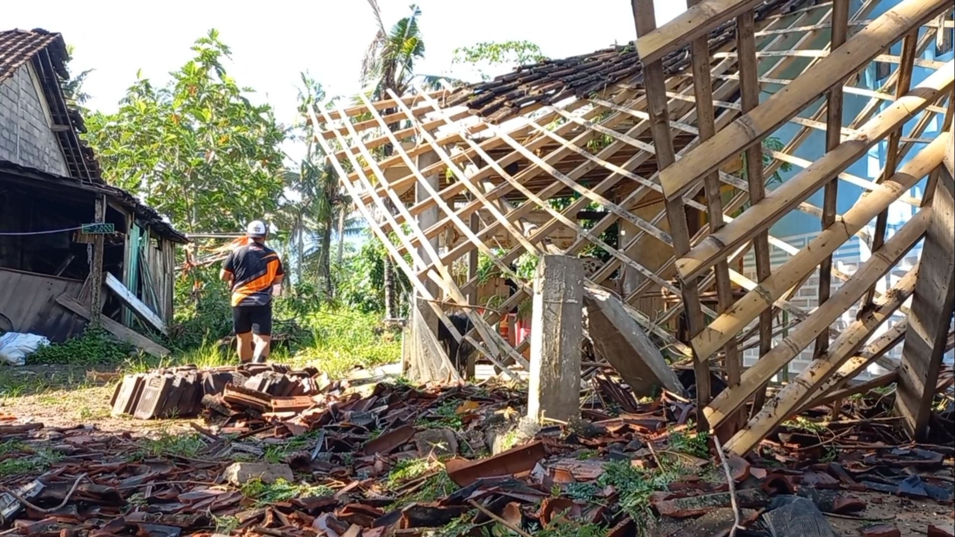 RUSAK BERAT : Salah satu rumah warga Desa Rowosari, Kecamatan Tuntang, Kabupaten Semarang, mengalami kerusakan akibat tersapu angin kencang Kamis 25 Januari 2024.