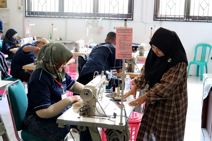 PELATIHAN &ndash; Penyandang disabilitas di Kota Pekalongan saat mengikuti pelatihan menjahit, beberapa waktu kemarin.