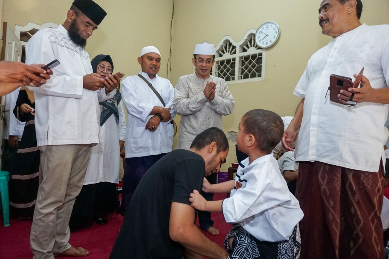 Dewan Pakar PKS, Rizal Bawazier, saat meninjau gelaran sunatan massal di Pekalongan. (istimewa)