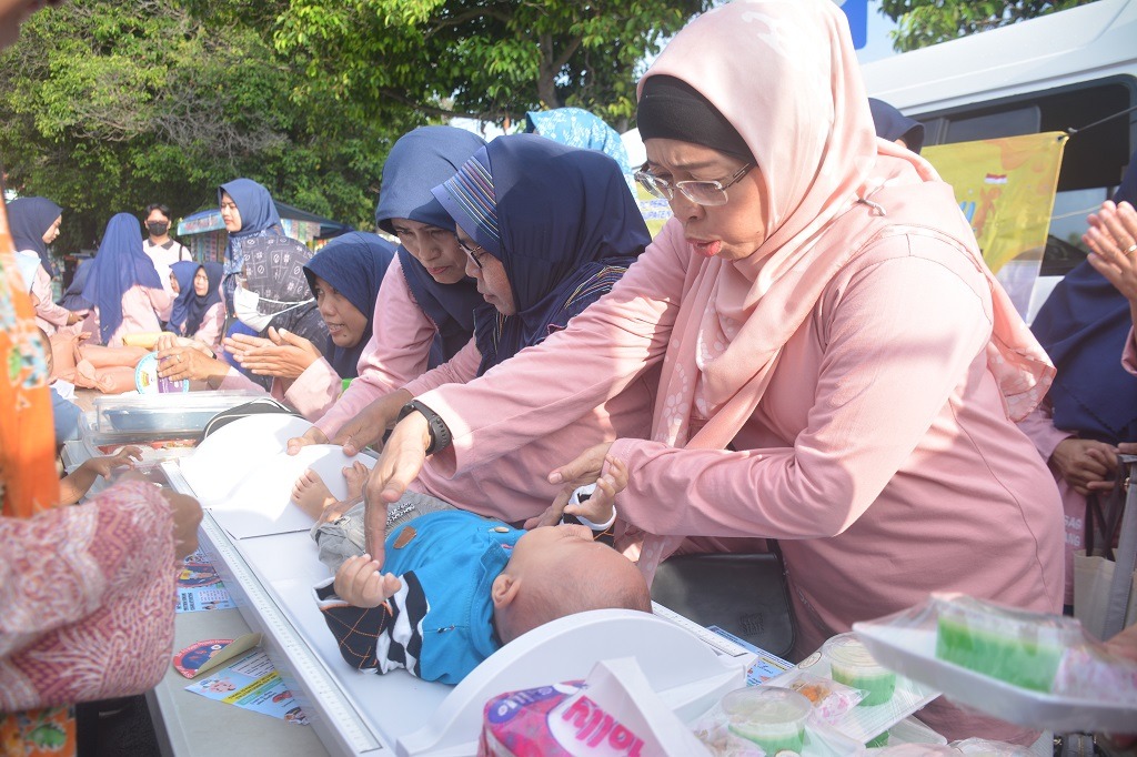 TIMBANG BALITA : Pj Bupati Batang Lani Dwi Rejeki saat menimbang balita yang ada di CFD Alun-Alun Batang, Minggu 28 Januari 2024.