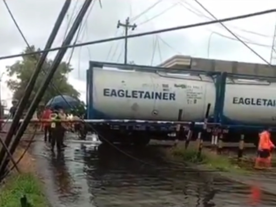 Kereta barang berhenti usai manyember kabel fiber optik yang menjuntai di atas rel. (istimewa)