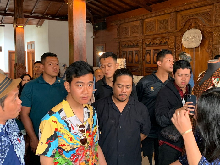 KUNJUNGAN - Gibran Cawapres no 2 saat kunjungan ke Kota Pekalongan, pada Senin (29/1/2024).