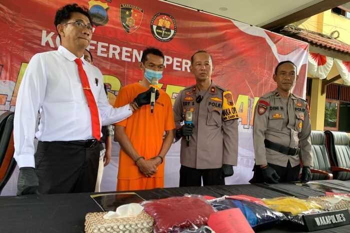 GELAR PERKARA : S, guru pelaku pencabulan kepada muridnya sendiri saat dimintai keterangan di Mapolres Kendal Senin 29 Januari 2024.