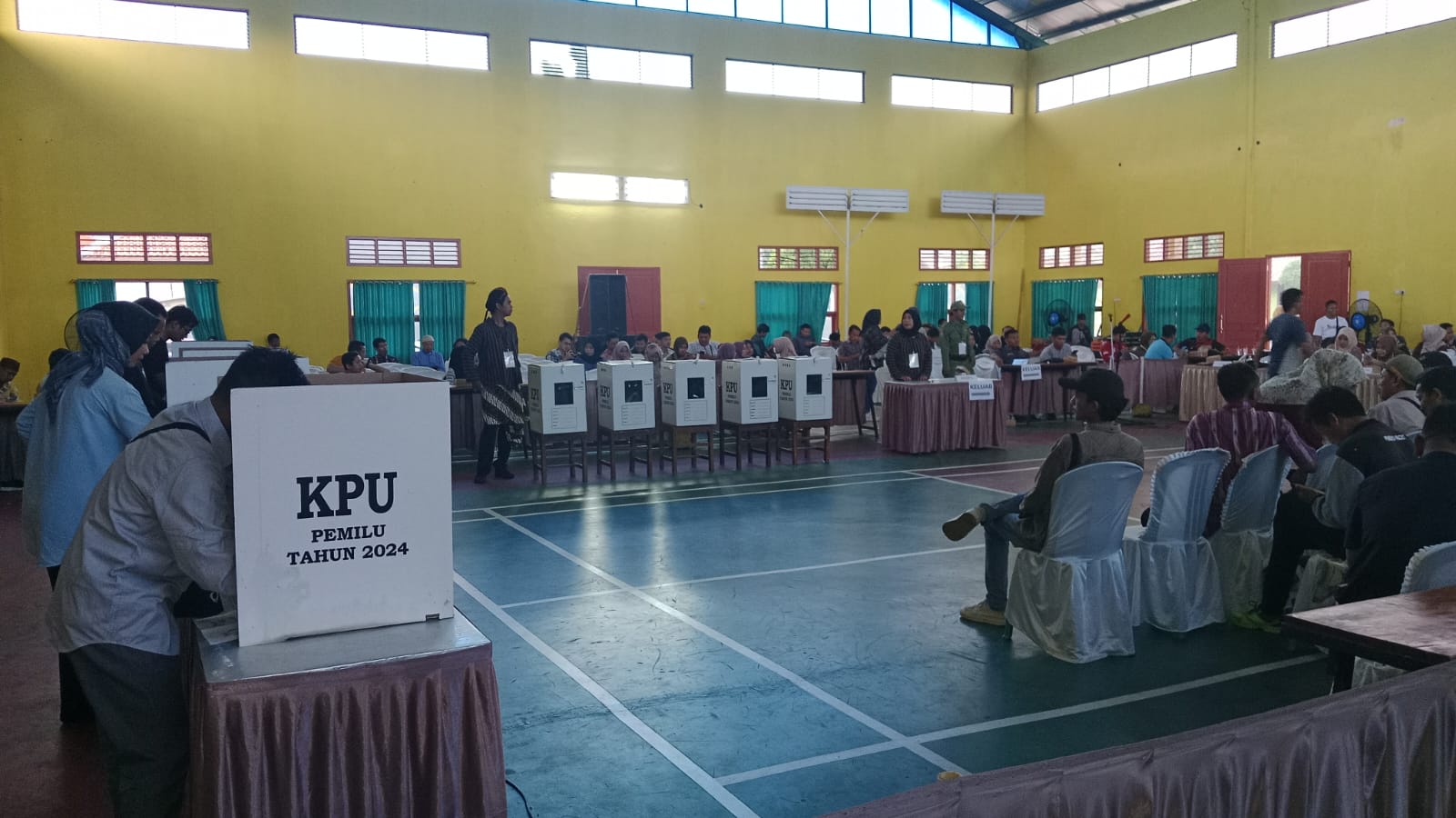 Suasana simulasi pemungutan suara pada Pemilu 2024 di GSG Cepokokuning, Kecamatan Batang. (istimewa)